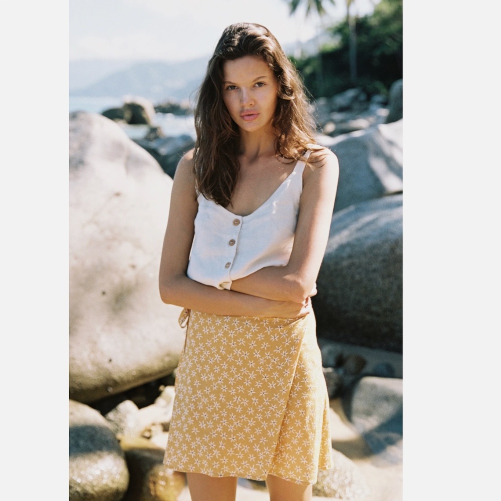 BNWT Hanalei Byon Bay 'Goldie' yellow floral wrap mini skirt, S